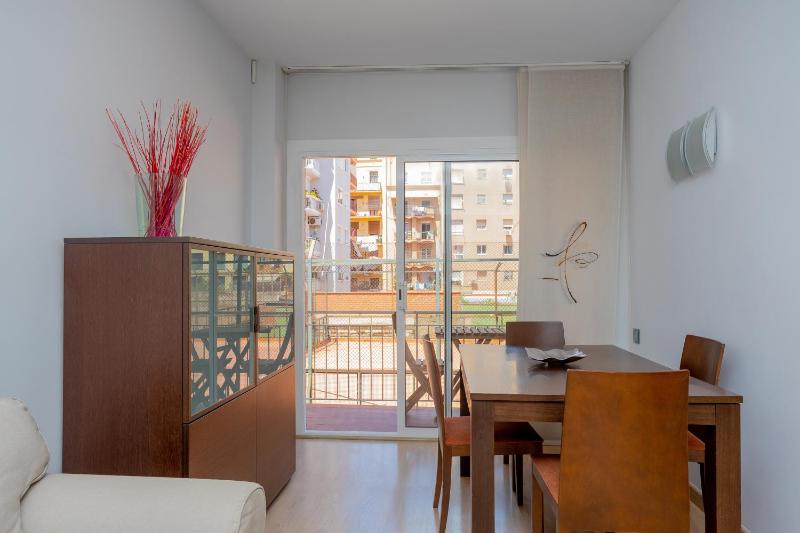 Quiet 2BR Near Marina Metro Workspace - image 8