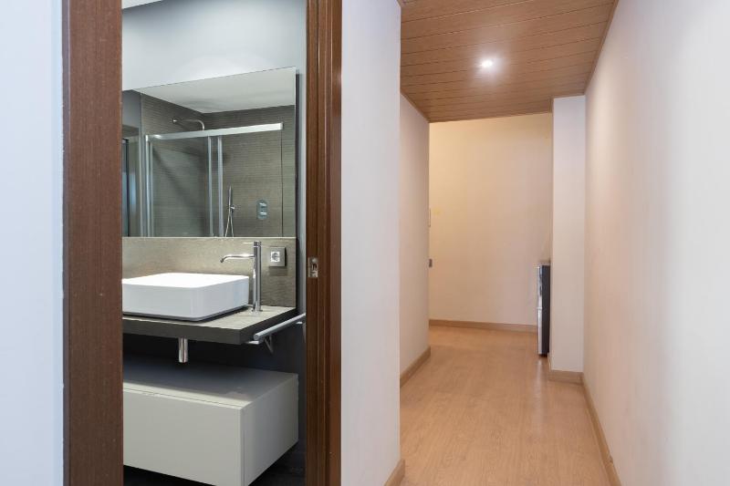 Quiet 2BR Near Marina Metro Workspace - image 6