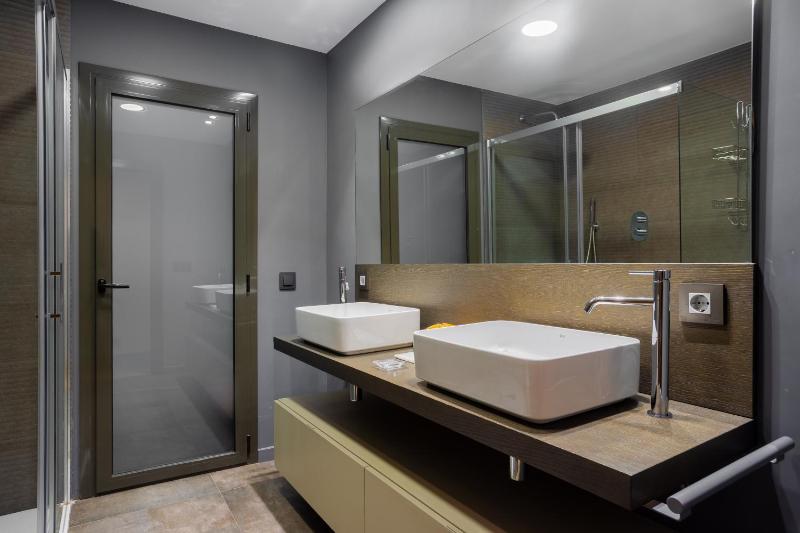Quiet 2BR Near Marina Metro Workspace - image 3
