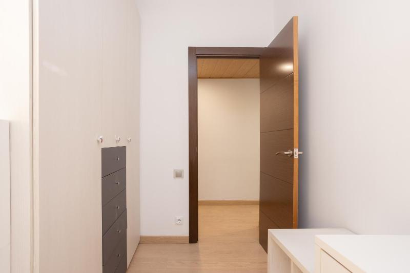 Quiet 2BR Near Marina Metro Workspace - image 2