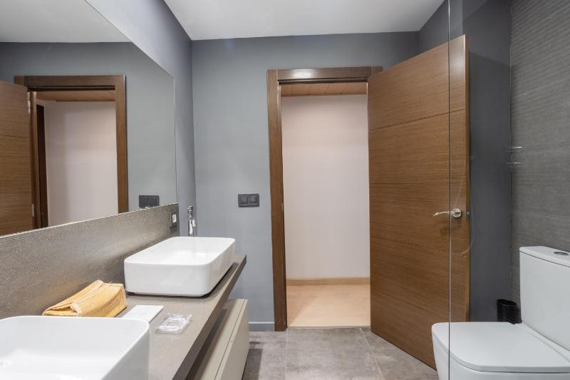 Quiet 2BR Near Marina Metro Workspace - image 16