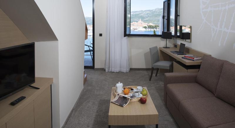 Superior Suite with Seaside Balcony image 2