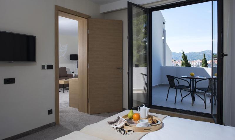 Superior Suite with Seaside Balcony image 4