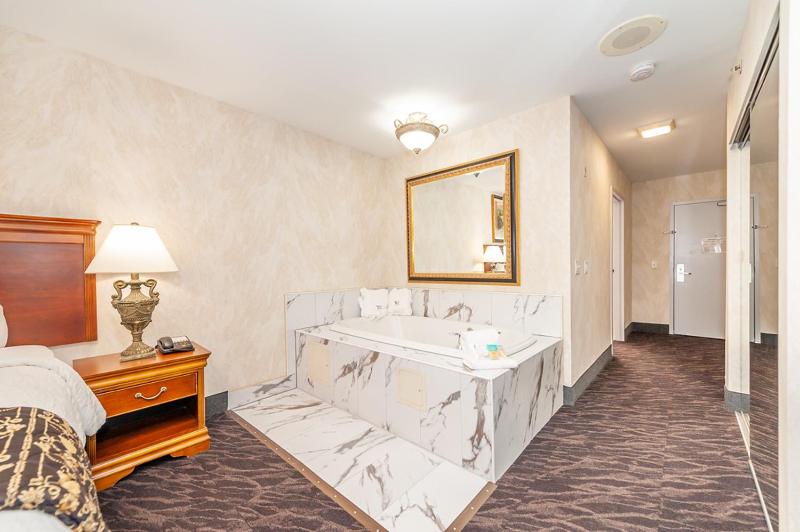 Deluxe Room with One Queen Bed, Non-Smoking image 3