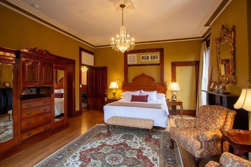 John Wesley - Luxury King Room image 1
