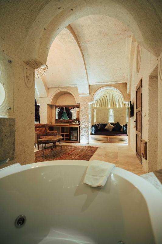 King Suite with Spa Bath image 4