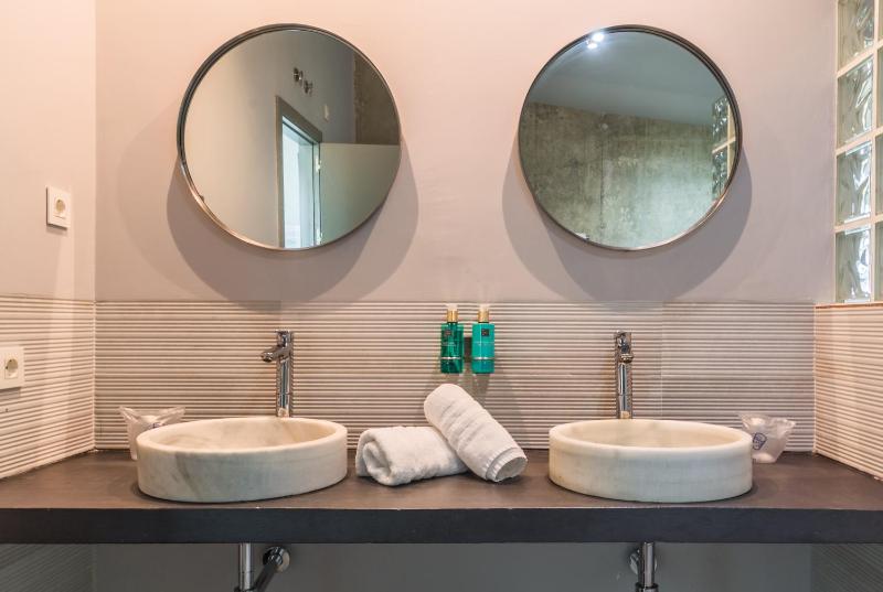Deluxe Double Room with Bath image 4