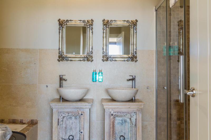 Deluxe Double Room with Bath image 2