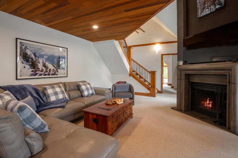 3BR in Snowberry King Bed Wood Burning Fireplace Large Kitchen Near Gondola - image 1