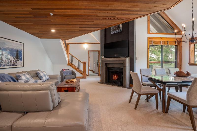 3BR in Snowberry King Bed Wood Burning Fireplace Large Kitchen Near Gondola - image 25