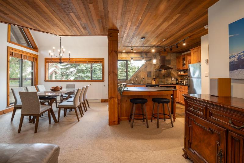 3BR in Snowberry King Bed Wood Burning Fireplace Large Kitchen Near Gondola - image 28