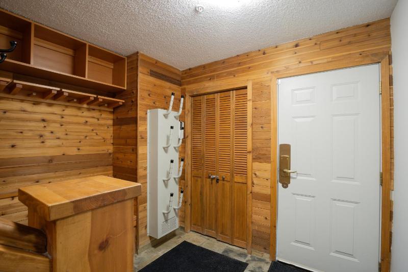 3BR in Snowberry King Bed Wood Burning Fireplace Large Kitchen Near Gondola - image 3