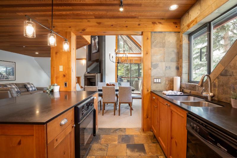 3BR in Snowberry King Bed Wood Burning Fireplace Large Kitchen Near Gondola - image 26