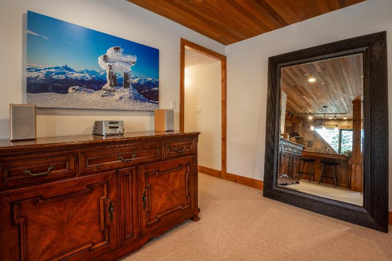 3BR in Snowberry King Bed Wood Burning Fireplace Large Kitchen Near Gondola - image 11