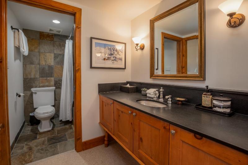 3BR in Snowberry King Bed Wood Burning Fireplace Large Kitchen Near Gondola - image 22