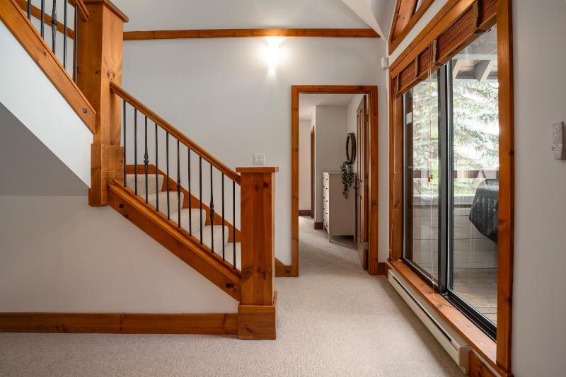 3BR in Snowberry King Bed Wood Burning Fireplace Large Kitchen Near Gondola - image 24