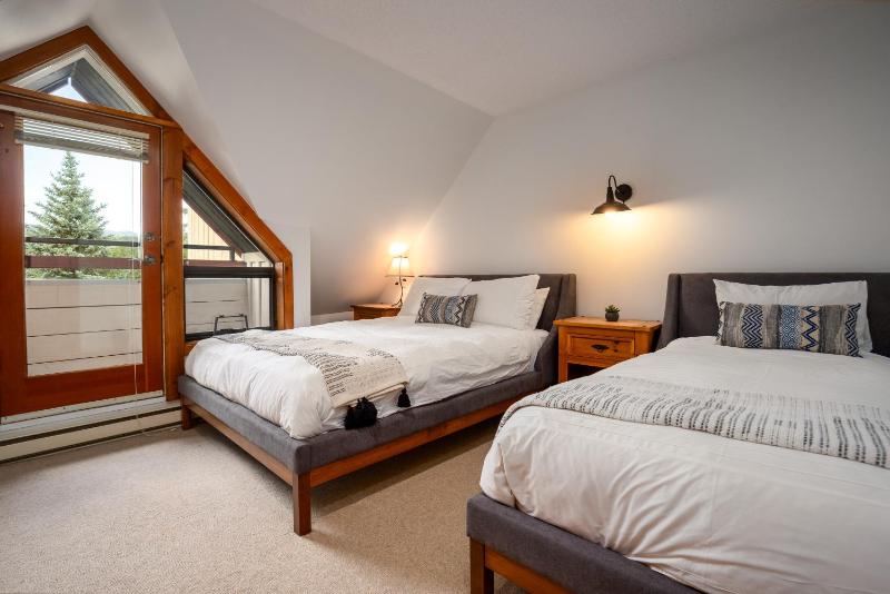 3BR in Snowberry King Bed Wood Burning Fireplace Large Kitchen Near Gondola - image 32
