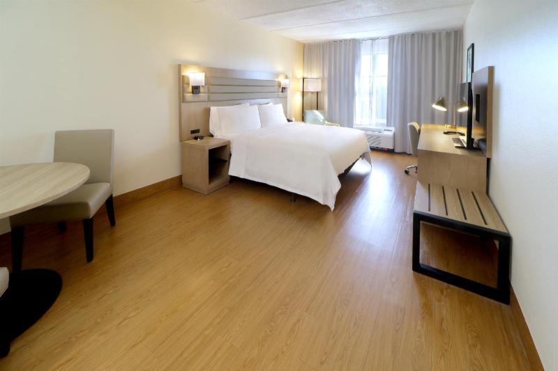 Deluxe King Room - Non-Smoking image 1