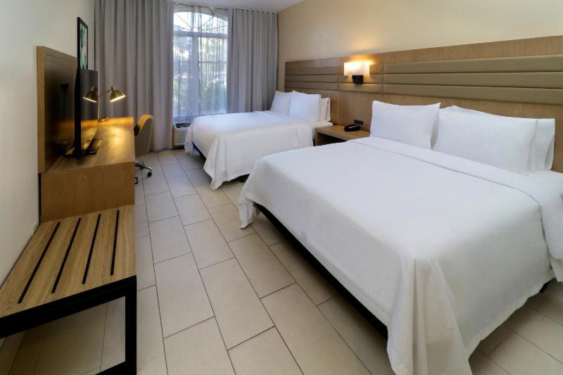 Queen Room with Two Queen Beds - Non-Smoking image 3