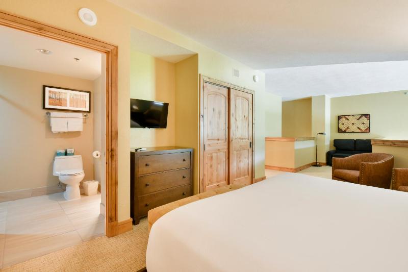 One-Bedroom Suite image 2