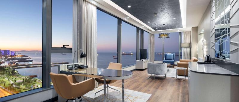 Grand Deluxe Suite With Sea View And Executive Lounge Access image 3