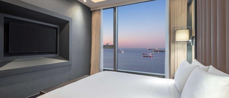 Grand Deluxe Suite With Sea View And Executive Lounge Access image 4