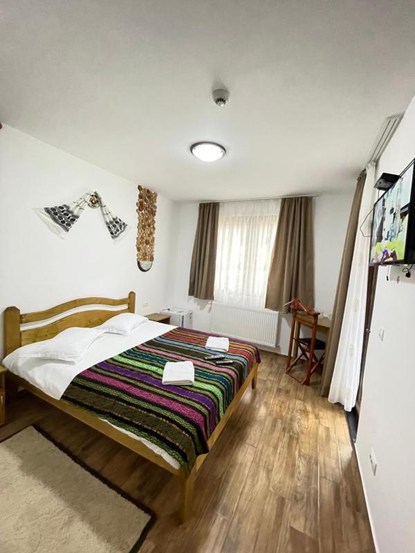 Double Room with Balcony image 3