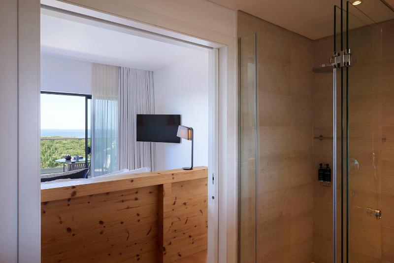 Superior Double Room with Sea View image 3