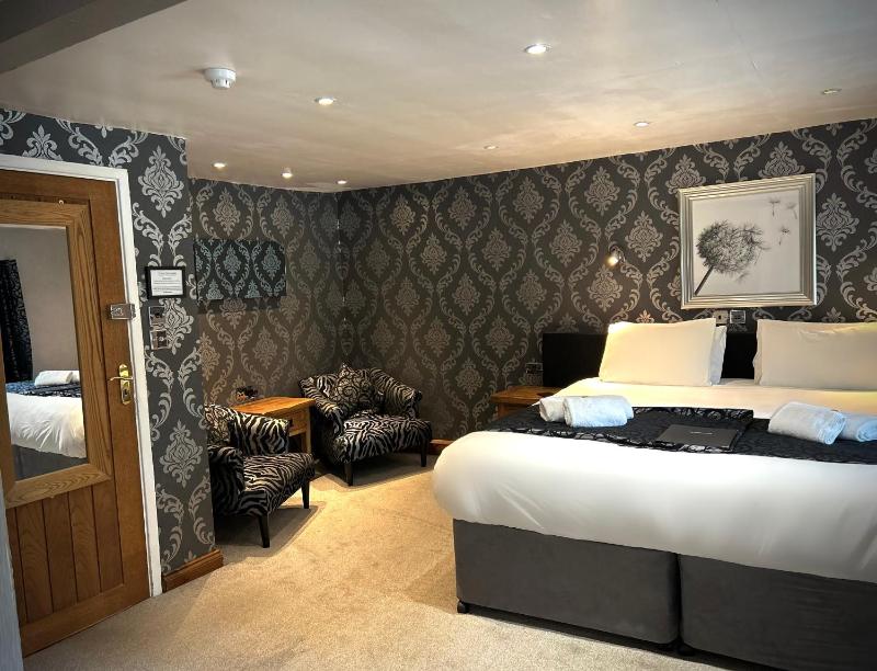 Superior King Room image 3