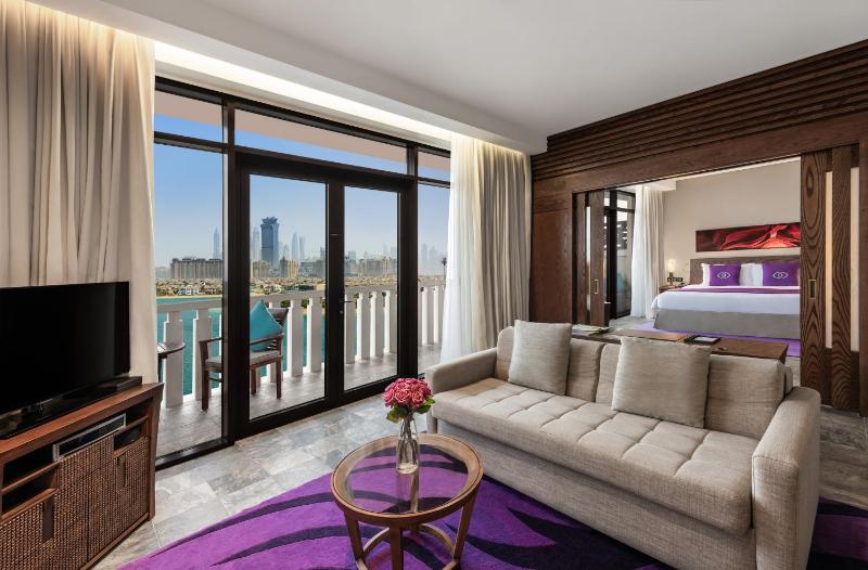 Prestige King Suite with Sofa Bed and Sea View - Club Access image 3