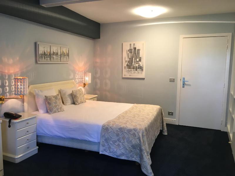 Classic Double Room image 4