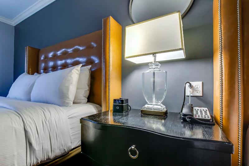 Executive Queen Room with Two Queen Beds image 4