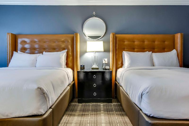 Executive Queen Room with Two Queen Beds image 3