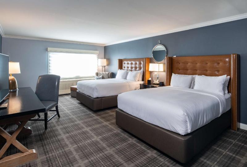Queen Room with Two Queen Beds with Roll-In-Shower image 3
