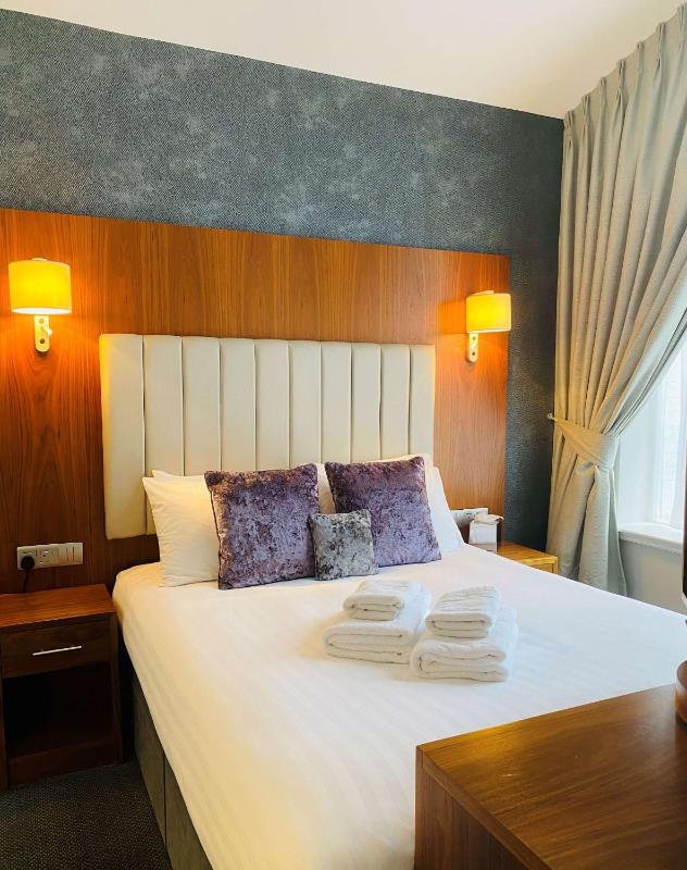Standard Double Room image 3