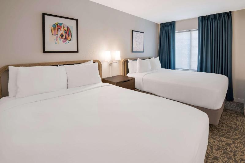Two-Bedroom Suite with King and Two Queens image 1