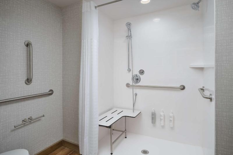 Queen Room with Two Queen Beds and Roll in Shower - Mobility Accessible image 2