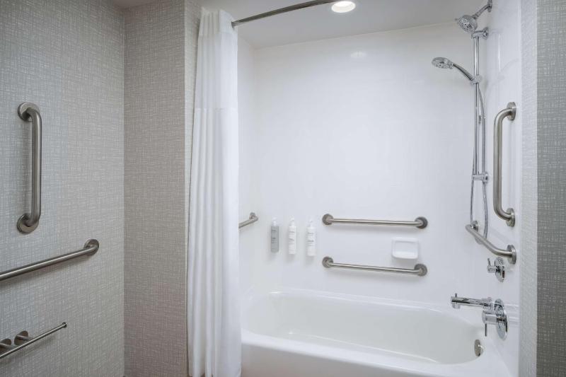 King Room with Bath Tub - Mobility Access image 2