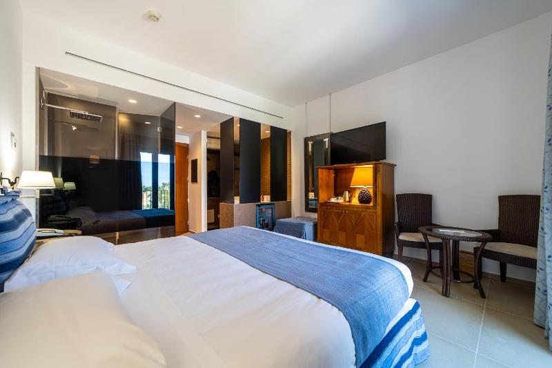 Deluxe Double Room with Partial Sea View image 4
