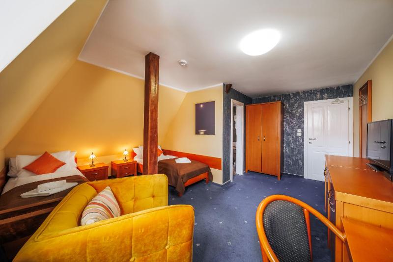 Standard Twin Room image 1