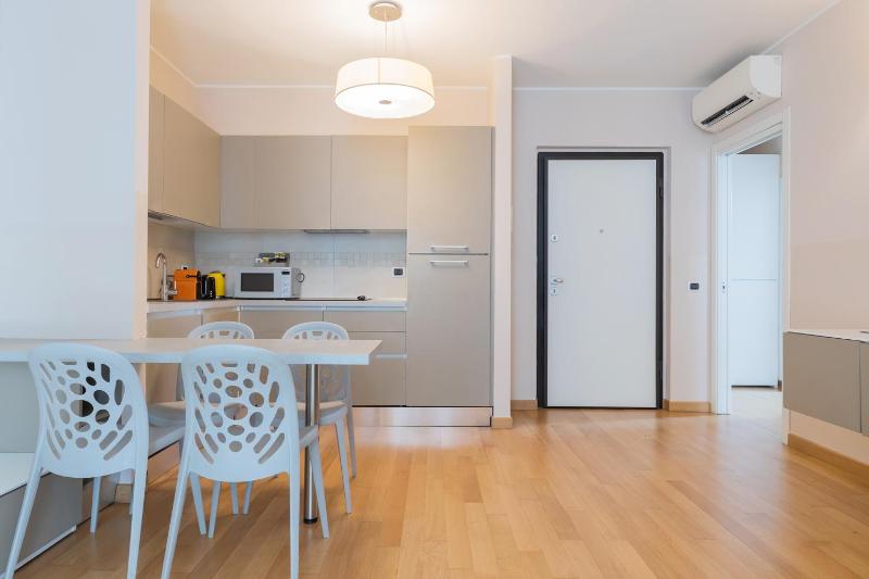 One-Bedroom Apartment with Balcony (4 Adults) - Via Oldofredi 7 image 3