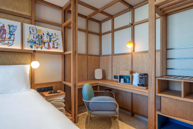 King Room with Balcony image 3