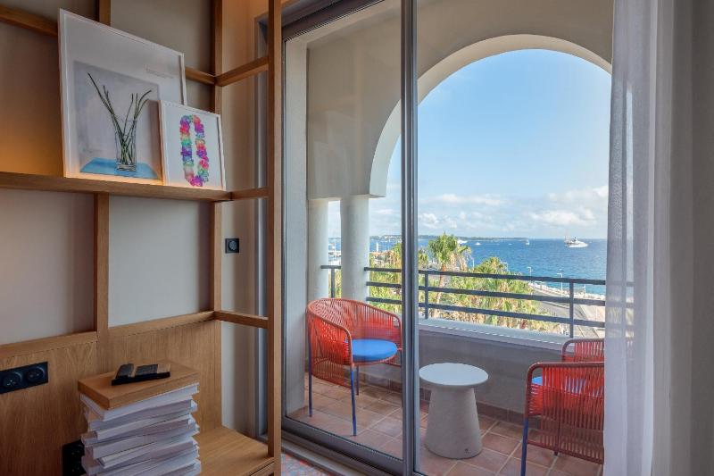 Deluxe King Room with Sea View image 3