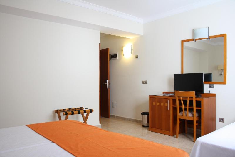 Double Room with Extra Bed image 3