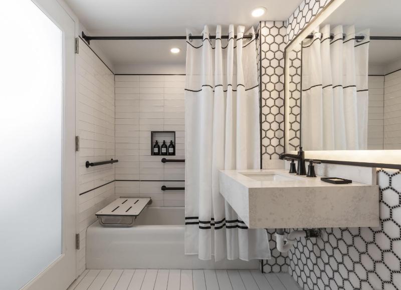 Deluxe King Room with City View - Mobility Accessible Tub image 2