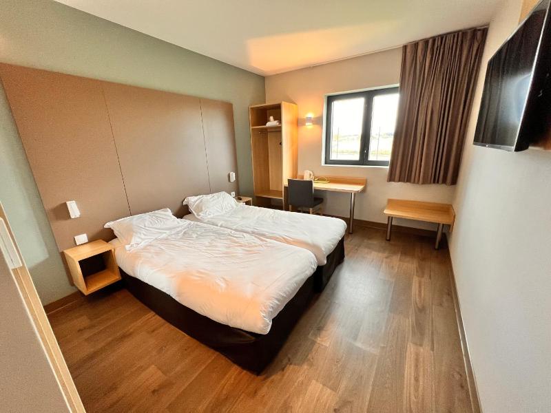 Large Twin Room image 1