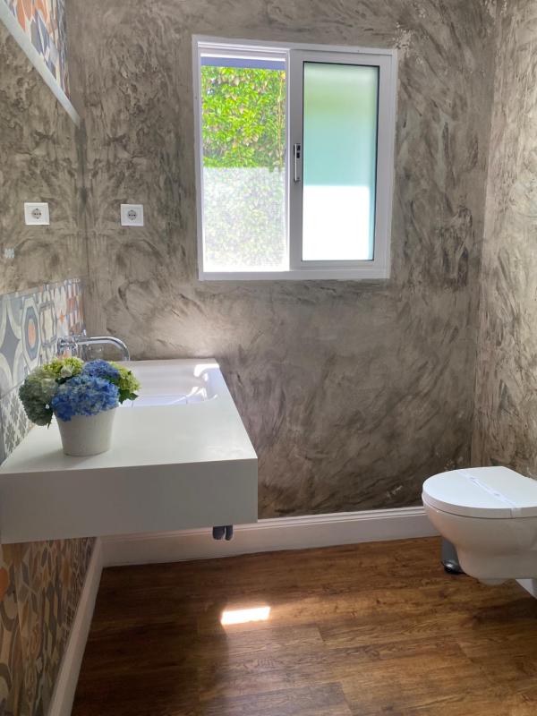 King Suite with Private Bathroom image 4