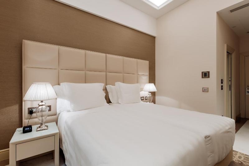 Deluxe Twin Room image 4