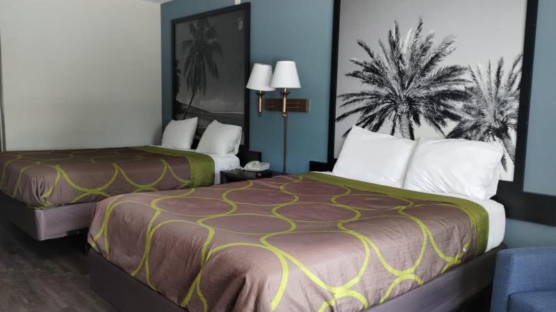 Queen Room with Two Queen Beds - Smoking image 3