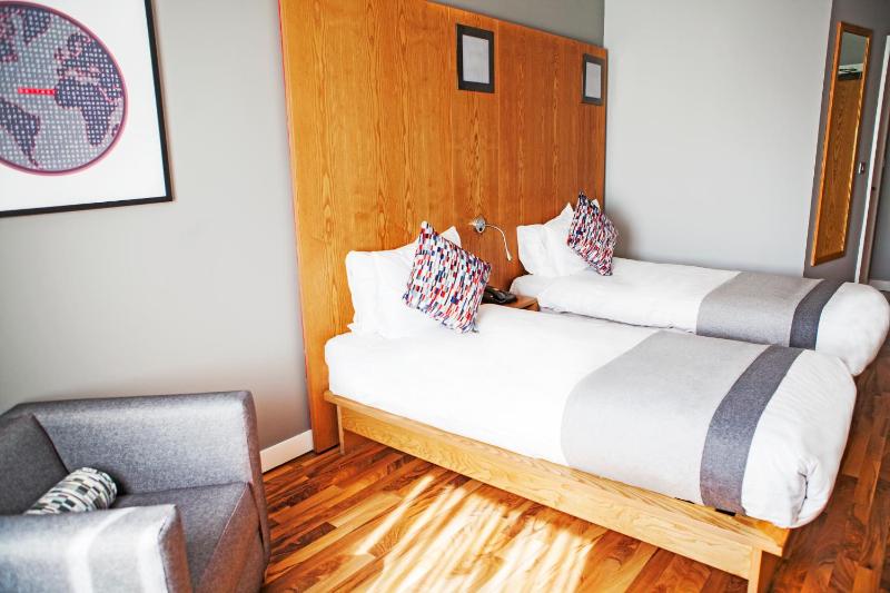 Twin Room image 2